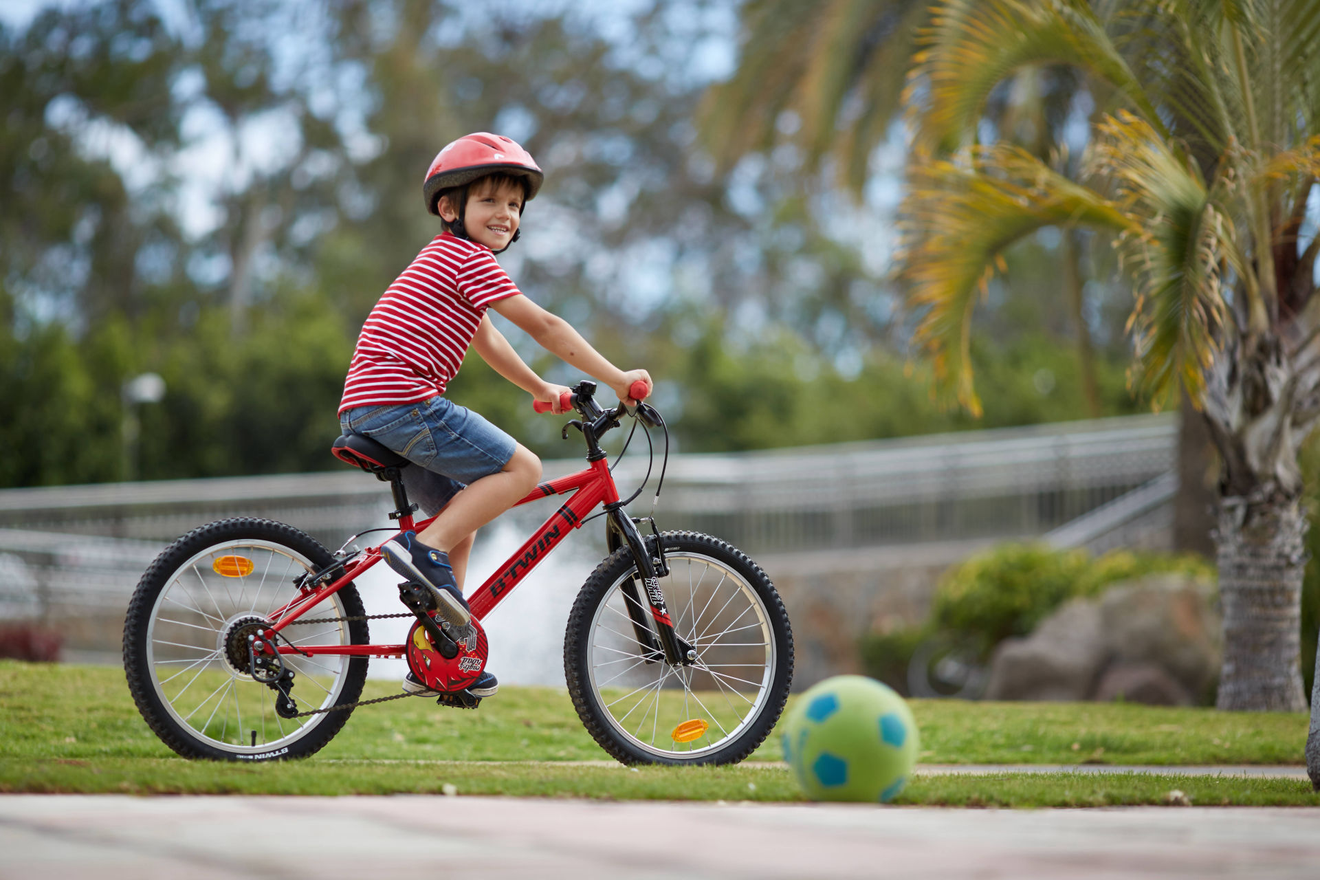 Btwin беговелы. Велосипед Btwin Kids. Велосипед Кинг сайкл детский. Велосипед 20'' RACINGBOY 300. Польза велосипеда для детей и подростков.