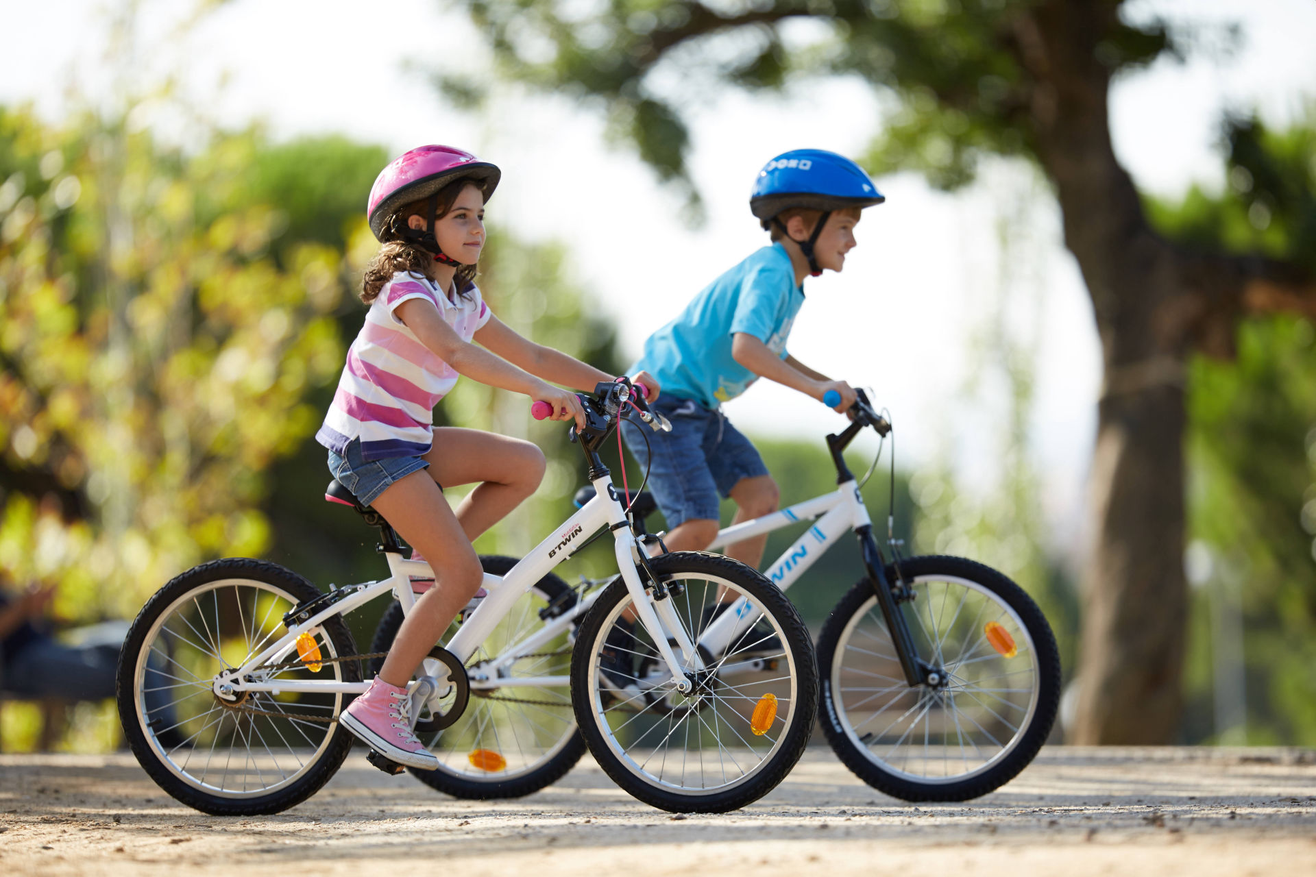 The children are riding bikes. Велосипед детский. Дети с велосипедом. Дети катаются на велосипеде. Катание на велосипеде.